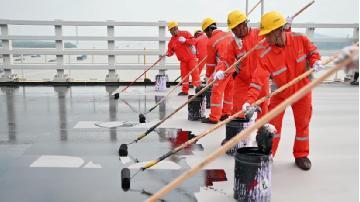 南京仙新路過江通道工程主橋鋼橋面噴砂除銹及防水粘結層施工順利完成